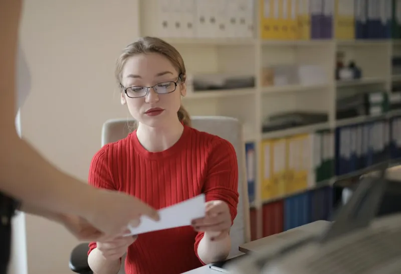 Så undviker du att semestern följs av en dyr efterräkning